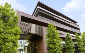 港区にある介護付き有料老人ホームのプレザンリュクス南青山です。